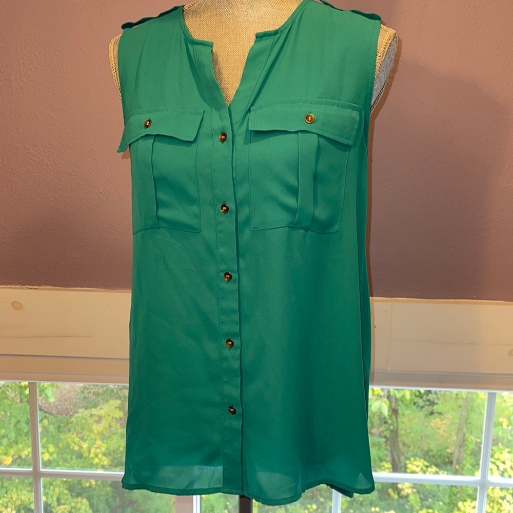 Sleeveless Button up